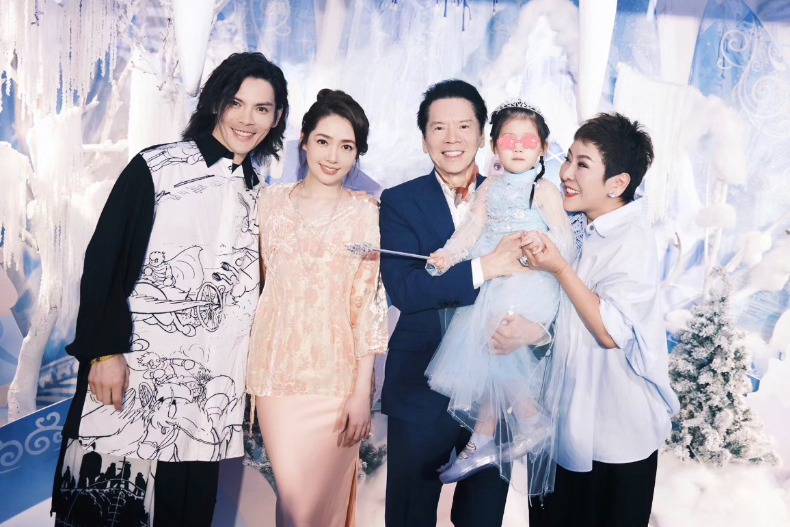 郭碧婷「新中式穿搭」神顏回歸超搶鏡！向佐曬愛女3歲「生日趴照」，慈父眼神網大讚：現在真的好幸福