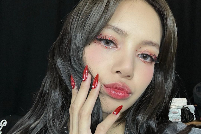 快進來抄筆記！2023秋冬眼妝4大重點公開：韓國女團化派對妝必備「這2樣單品」