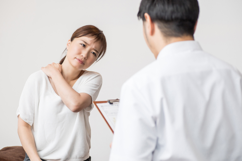 冬天容易「落枕」！該看哪一科？熱敷還冰敷？解決與預防方法大公開