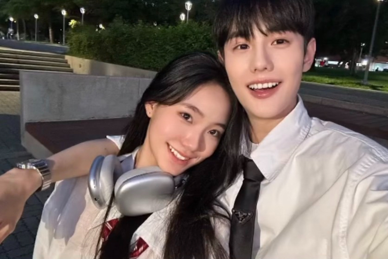 Lily與男友人親密自拍照