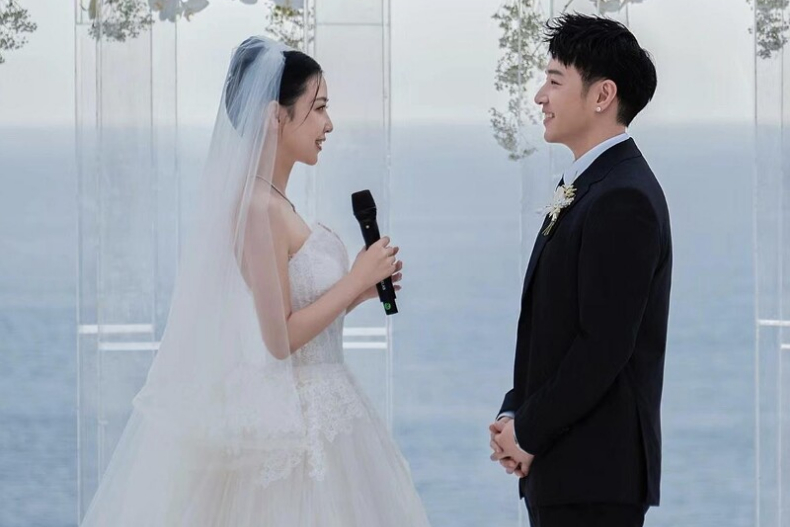 潘瑋柏老婆宣云「婚紗品牌」公開！VERA WANG親揭白紗設計靈感，中式婚紗細節滿滿