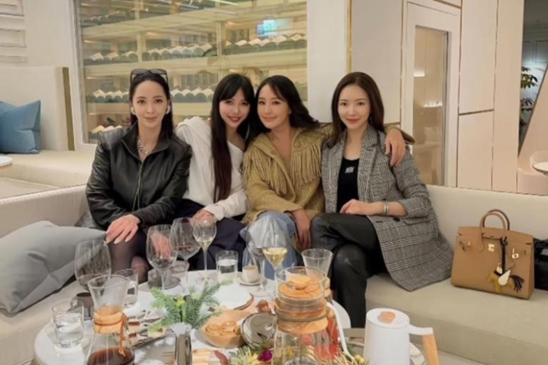 關穎同框李靚蕾
