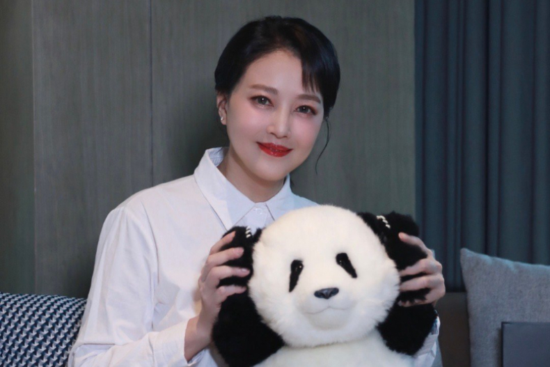 周海媚身價破4﹒3億！8段情真心相待50歲後享受單身～「最美周芷若」活得豁達：人生不能後悔得往前