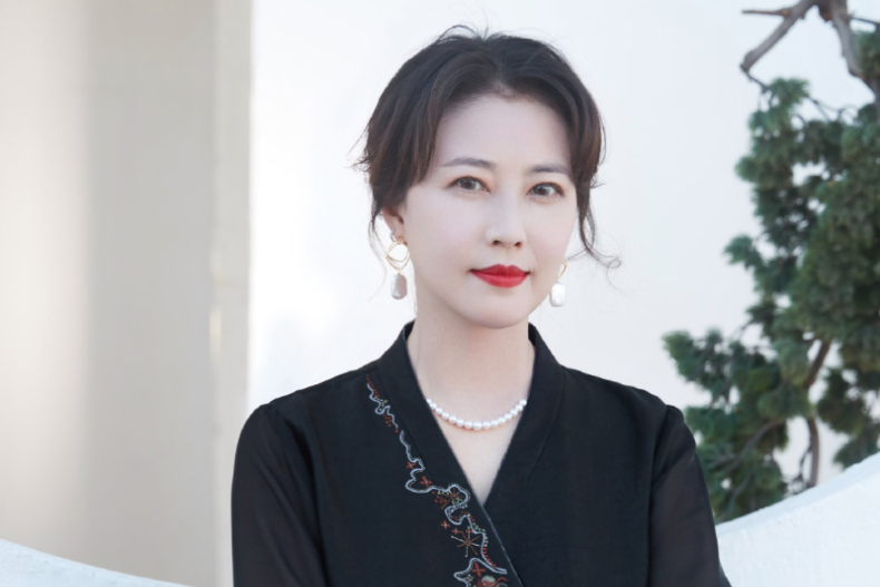 周海媚身價破4﹒3億！8段情真心相待50歲後享受單身～「最美周芷若」活得豁達：人生不能後悔得往前