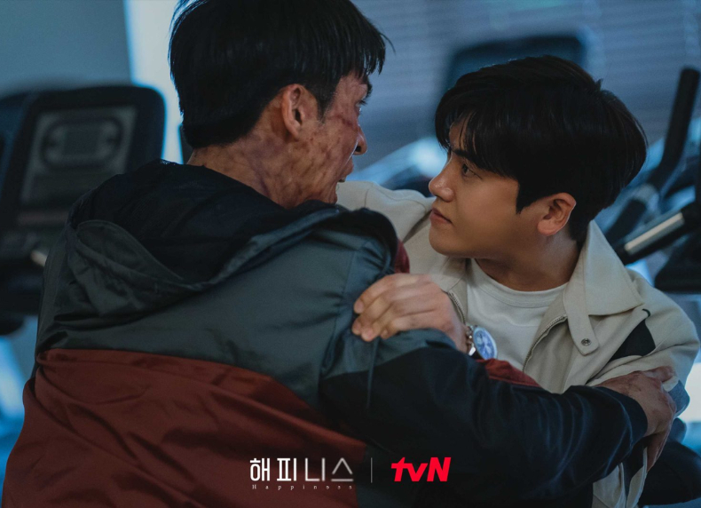 朴炯植、韓孝周《毒樓》Netflix翻紅:高顏值喪屍片、戀愛金句:「讓世界等一等,我得回去找他」