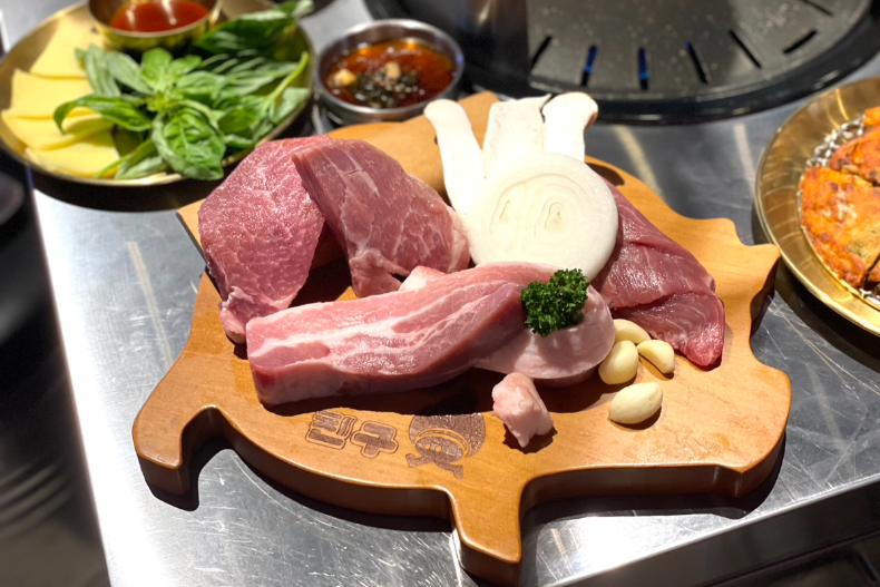 王品首間韓國烤肉 「金咕」必吃菜單！獨家牽絲起司豬五花、鐵鍋黃金脆皮沒吃會哭