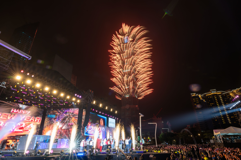 「2024臺北最High新年城」逾17萬人同迎新年！101跨年煙火點亮臺北夜空