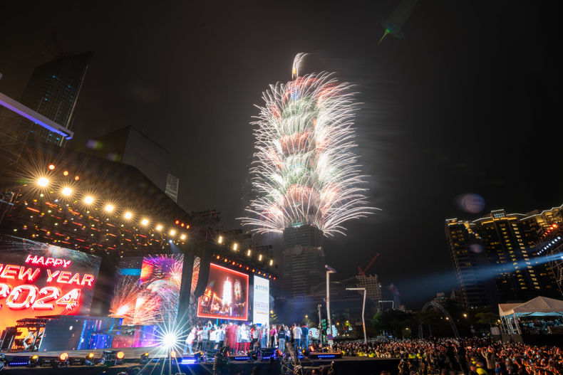 「2024臺北最High新年城」逾17萬人同迎新年！101跨年煙火點亮臺北夜空