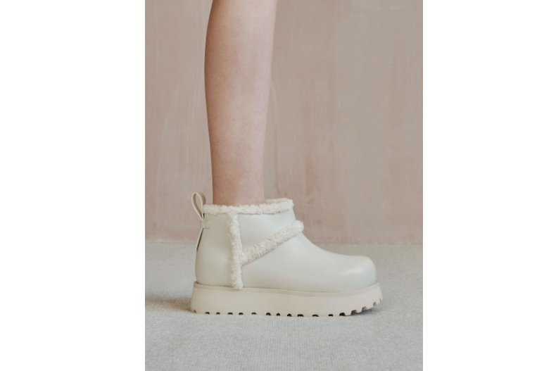毛毛鞋推薦：3. Charles & Keith 厚底刷毛短靴石灰白