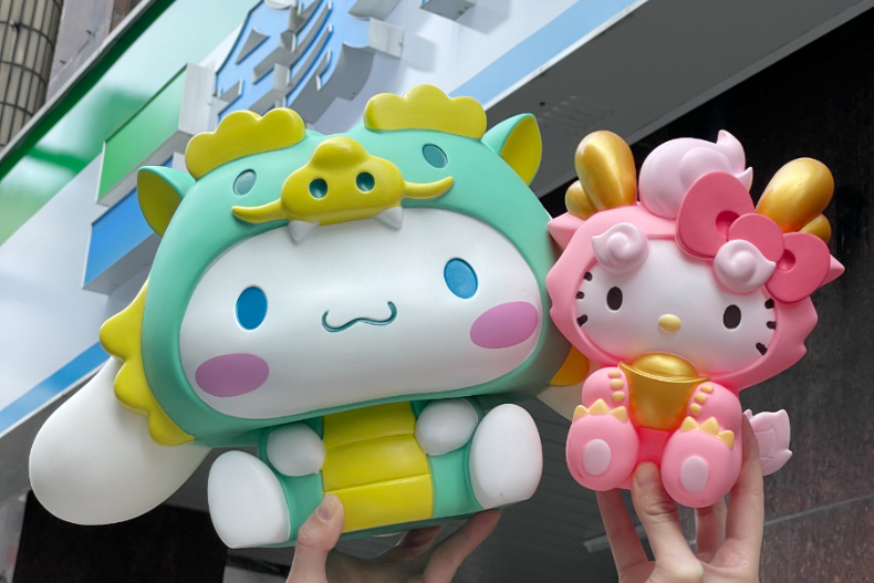 Q版恐龍Hello Kitty拍拍燈、大耳狗存錢筒！超商2024超萌新春禮盒搶先看