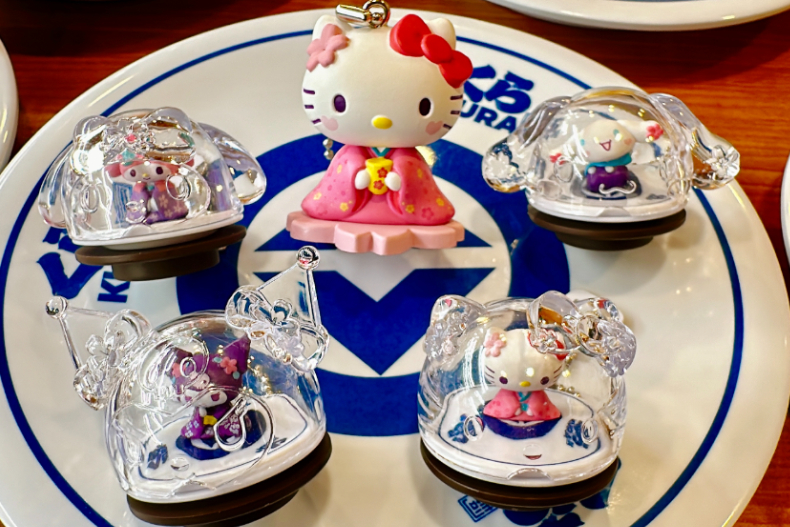 Hello Kitty、美樂蒂穿和服戴櫻花太萌！三麗鷗Ｘ藏壽司13款台灣限定扭蛋