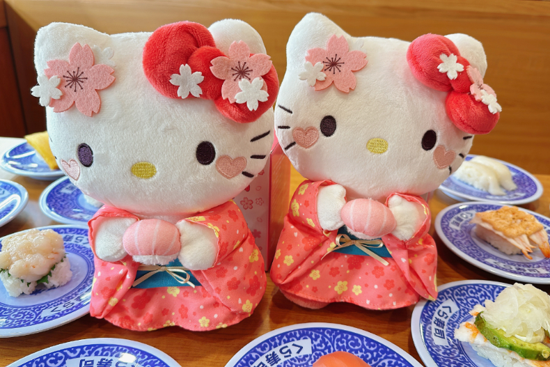 Hello Kitty和服娃娃、櫻花杯要收！藏壽司Ｘ三麗鷗集點開跑，粉嫩聯名店全台僅4間