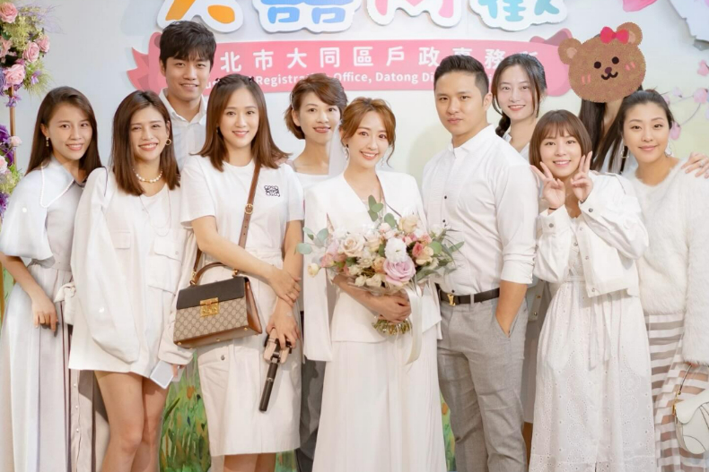 恭喜！39歲賴薇如與交往6年男友結婚了，七朵花成員趙小僑、陳喬恩夫婦同框見證