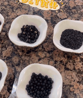 55歲伊能靜成髮量富翁秘密就在「五黑粥」！一碗粥養出茂密黑髮還防掉髮