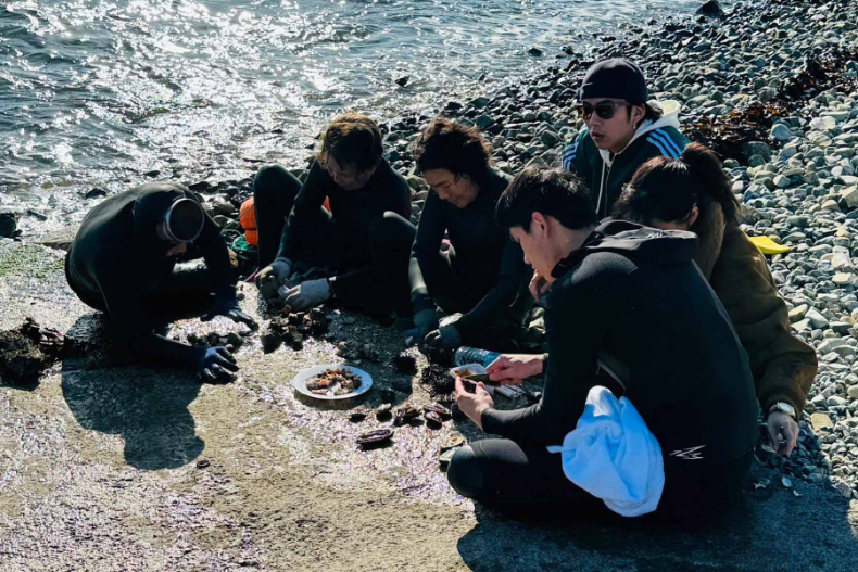 終於等到啦！台綜《演員們的旅行》范少勳韓國下海獲阿珠媽寵愛、林予晞開大絕主持兼攝影