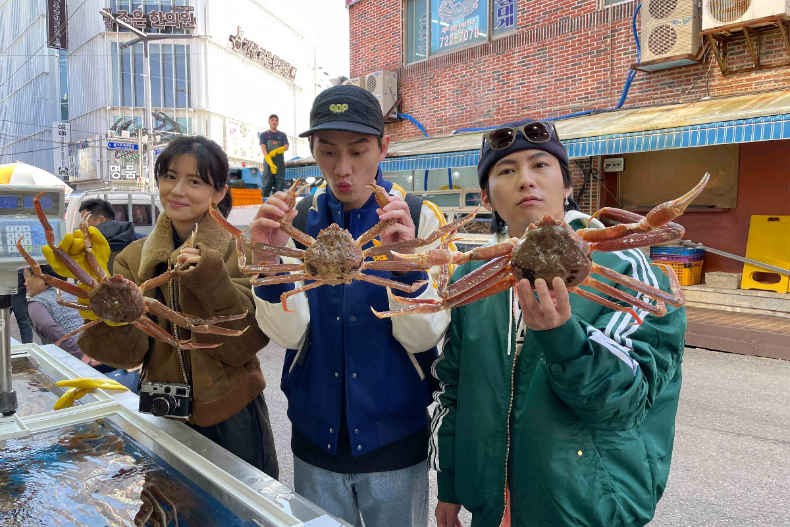 終於等到啦！台綜《演員們的旅行》范少勳韓國下海獲阿珠媽寵愛、林予晞開大絕主持兼攝影