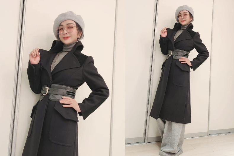 陳美鳳穿搭照拍上癮！滿版笑臉外套、30年香奈兒大衣上身，藍心湄吐槽：為何都在廁所拍