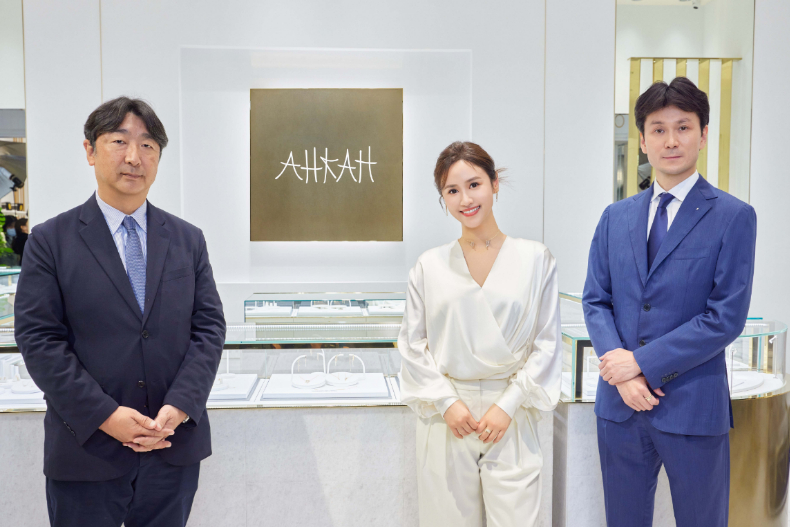 AHKAH新光三越台北忠孝館全新開幕！Sandy吳姍儒配戴signature系列摩登登場