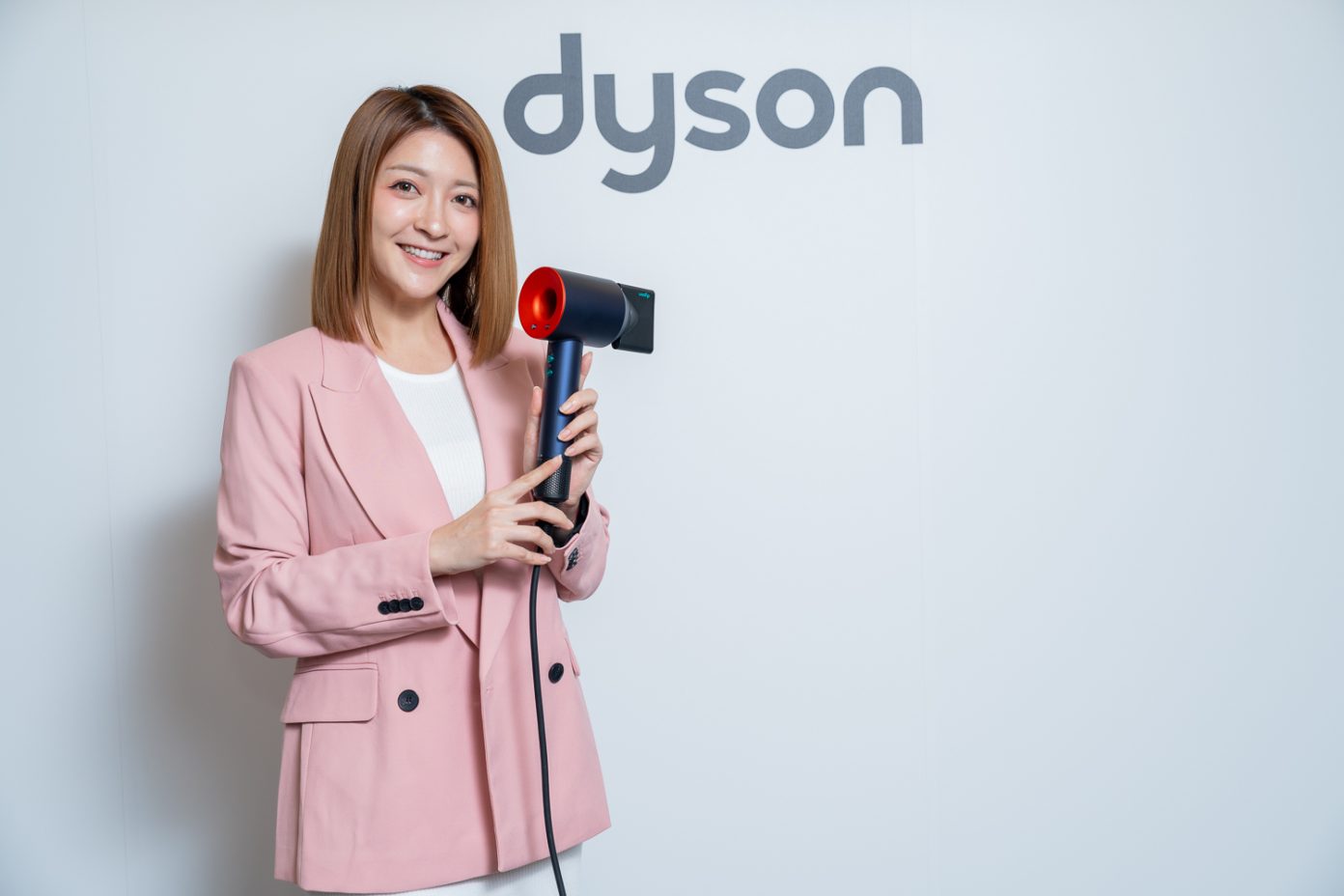 送禮這招準能送到心坎裡！Dyson龍年限定拼色超吸睛