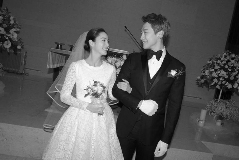 8 - 8.png 白紗不一定只有大澎裙!盤點6位女明星「非典型婚紗」,簡約更顯獨特!