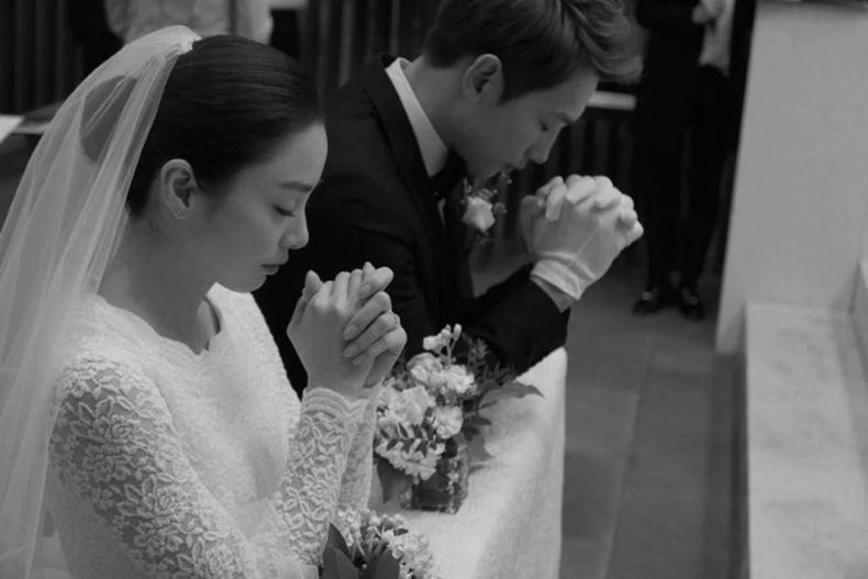 9 - 9.png 白紗不一定只有大澎裙!盤點6位女明星「非典型婚紗」,簡約更顯獨特!