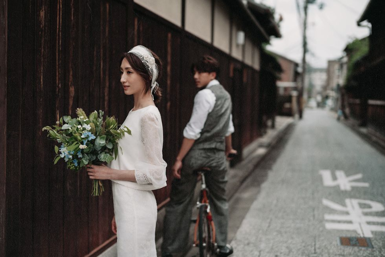 10 - 10.png 白紗不一定只有大澎裙!盤點6位女明星「非典型婚紗」,簡約更顯獨特!