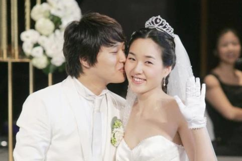 4 - 4.png 還是要相信愛情啊!盤點5位「跟初戀修成正果」的明星,你最喜歡哪一位的故事?