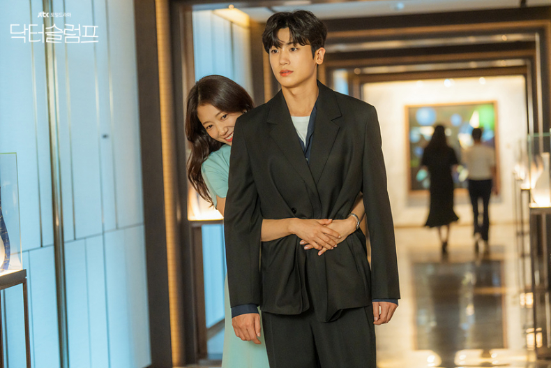 4 (16) - 4 (16).jpg Netflix《低谷醫生》6個人生療癒金句:既然你已經倒下了,別加油,就躺著吧!