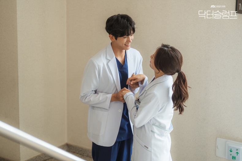 3 (24) - 3 (24).jpg Netflix《低谷醫生》6個人生療癒金句:既然你已經倒下了,別加油,就躺著吧!