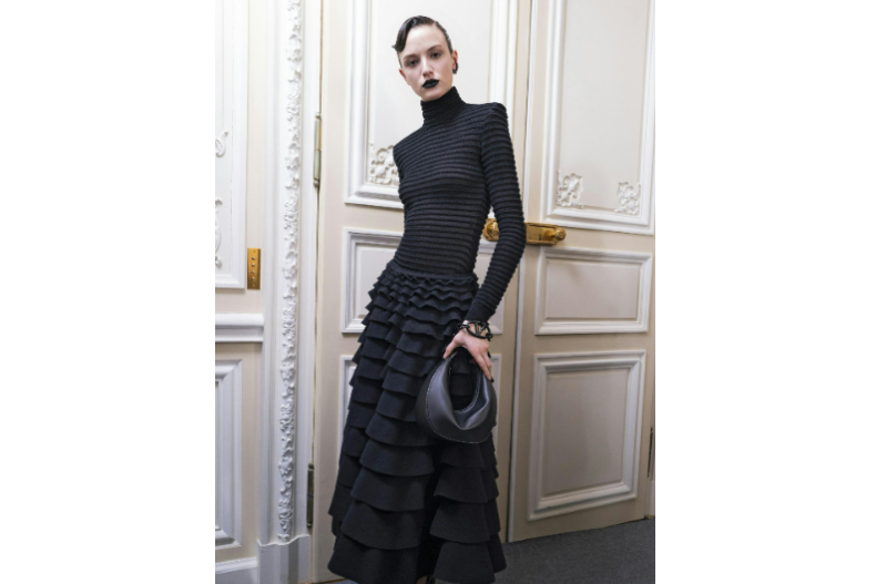 巴黎時裝周2024秋冬系列重點手提包6. Valentino 手柄顯貴氣