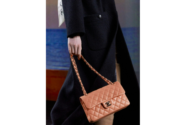 巴黎時裝周2024秋冬系列重點手提包2. CHANEL 三文魚色Classic Flap