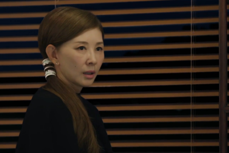 有錢就是任性！《淚之女王》貴婦戴168萬鑽石髮飾進廚房，昆凌綁過同款上封面