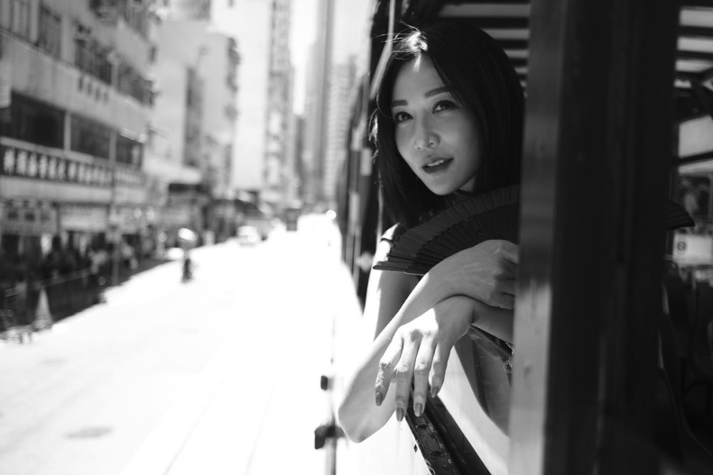 不怕被催婚！「台劇女神」曾菀婷霸氣單身金句：「結婚不是太必要，我就是自己的好門！」