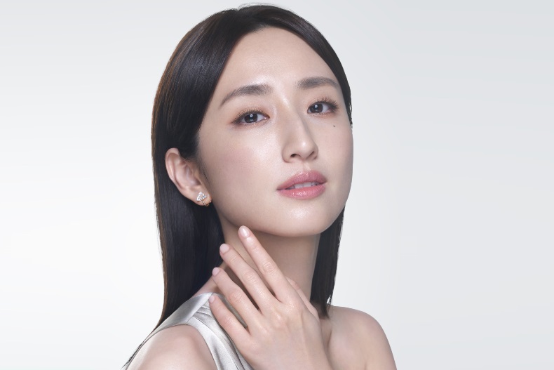 FotoJet (1) - FotoJet (1).jpg 揭開女神們的美肌秘密!柯佳嬿最愛用「這瓶」濕敷、小S自帶巨星光的神器是「持妝乳」