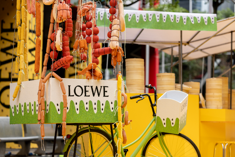 LOEWE太狂!在信義區搭起Paula’s Ibiza 夜市,特色小吃、夜市遊戲…讓人一秒愛上