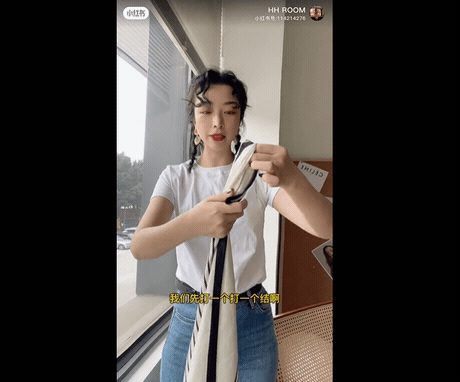 1715266836074 - 1715266836074.gif 有手就會成功!把「絲巾→手拿包」只要會打結就可以,2種綁法手把手教會你