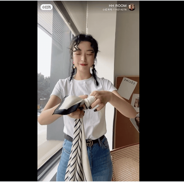1715266294715 - 1715266294715.gif 有手就會成功!把「絲巾→手拿包」只要會打結就可以,2種綁法手把手教會你