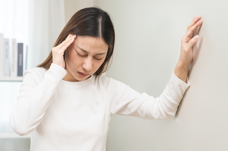 身體濕氣重怎麼看？濕氣重症狀有哪些？3招簡單拍打動作把濕氣排除，擺脫易胖體質、不水腫！