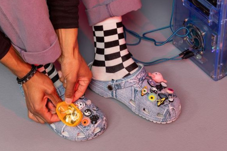 CROCS 又帶來最新聯名! Hello Kitty、大耳狗萌翻,最新聯名+新色上市總整理