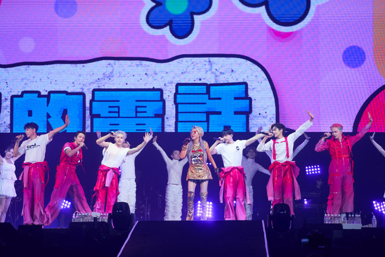 FotoJet - 2024-08-04T104208.128 - FotoJet - 2024-08-04T104208.128.jpg 藍心湄表演服是自己親手改造!男裝變「短裙+過膝長靴」攻蛋辣翻天,挺Ozone嗨唱《你的電話》
