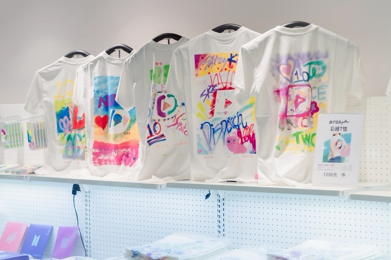 「D’FESTA TAIPEI」2025韓流特展今夏強勢回歸!限定寫真、虛擬舞台、原創周邊必收!